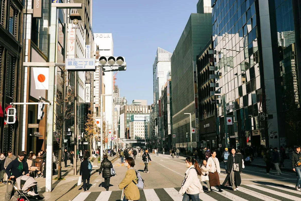 晴れた午後、歩行者天国になった銀座・中央通り。車道の真ん中を人が歩く