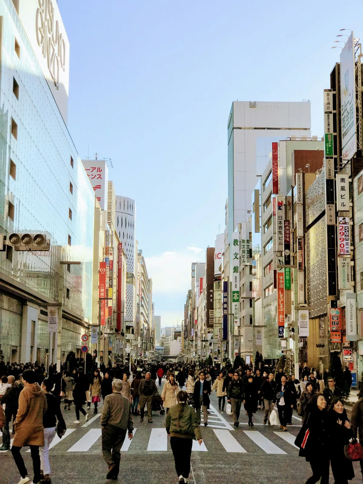 銀座・中央通りの歩行者天国を埋める買い物客の人波