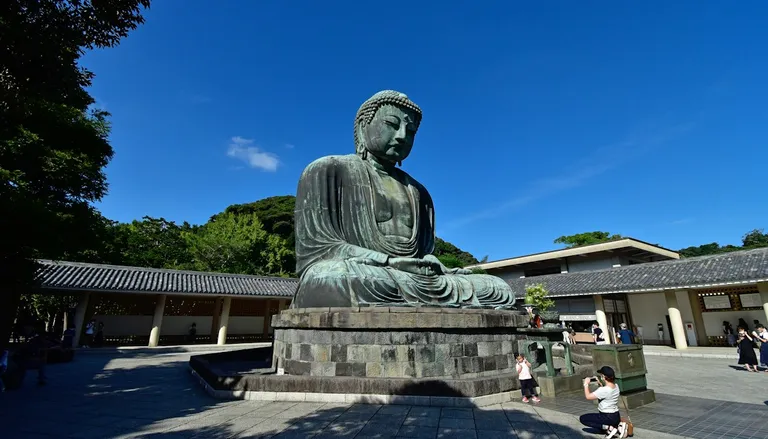 青空の下に座る鎌倉大仏