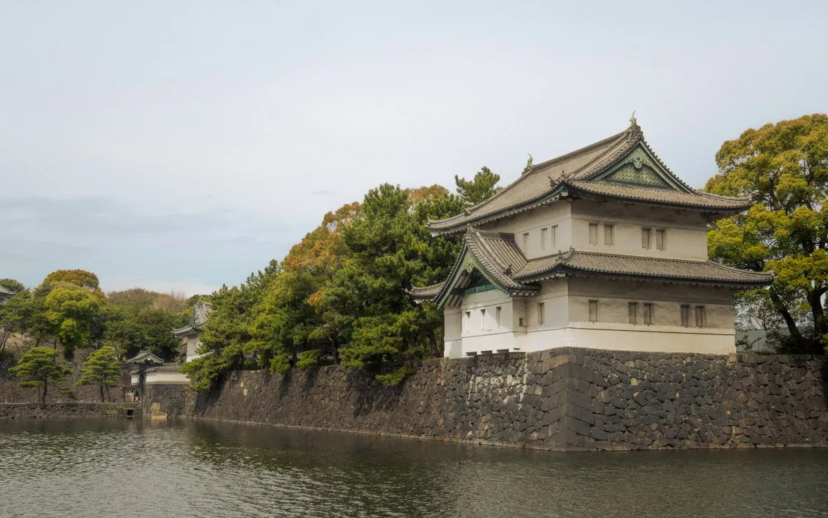 皇居のお濠と石垣、その上に建つ白い隅櫓