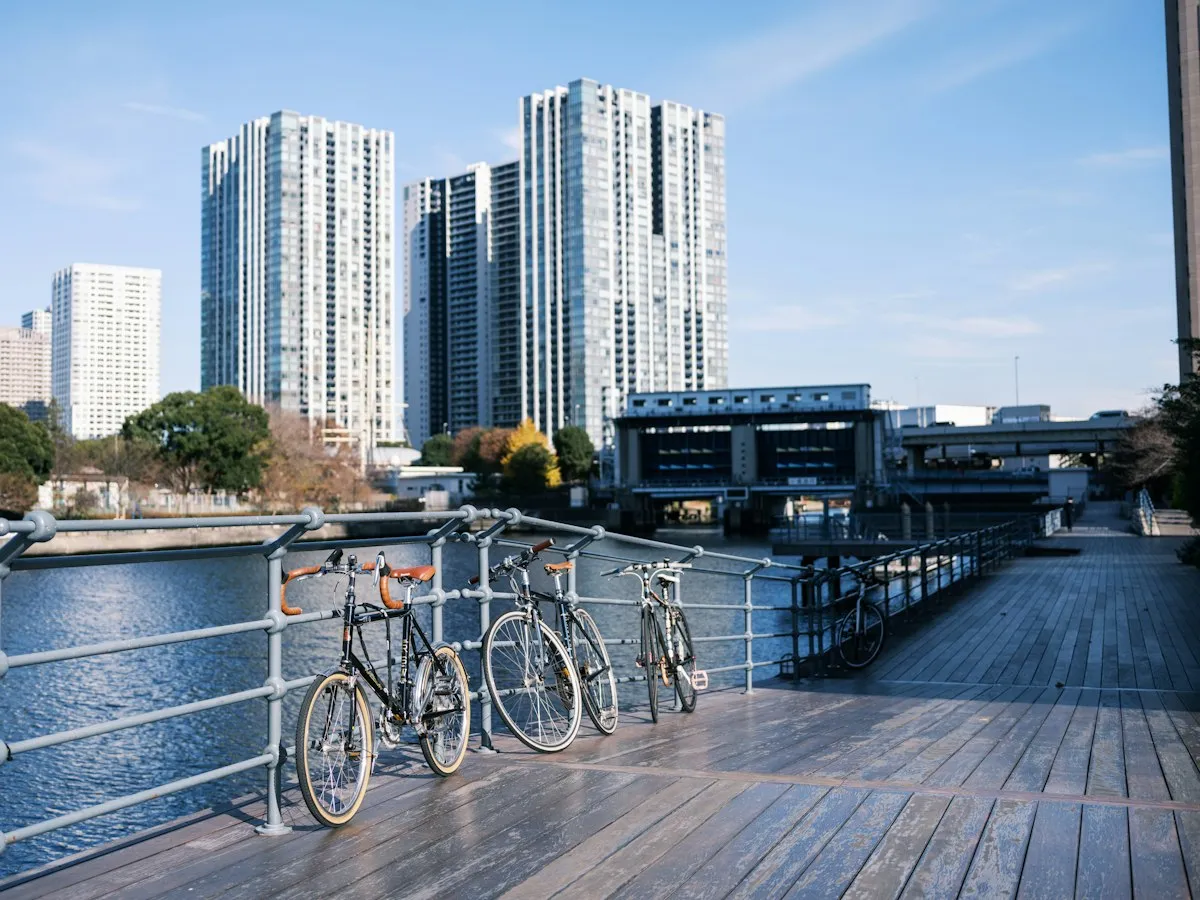 天王洲アイルの運河沿いのウッドデッキに停められた自転車と、奥の高層マンション