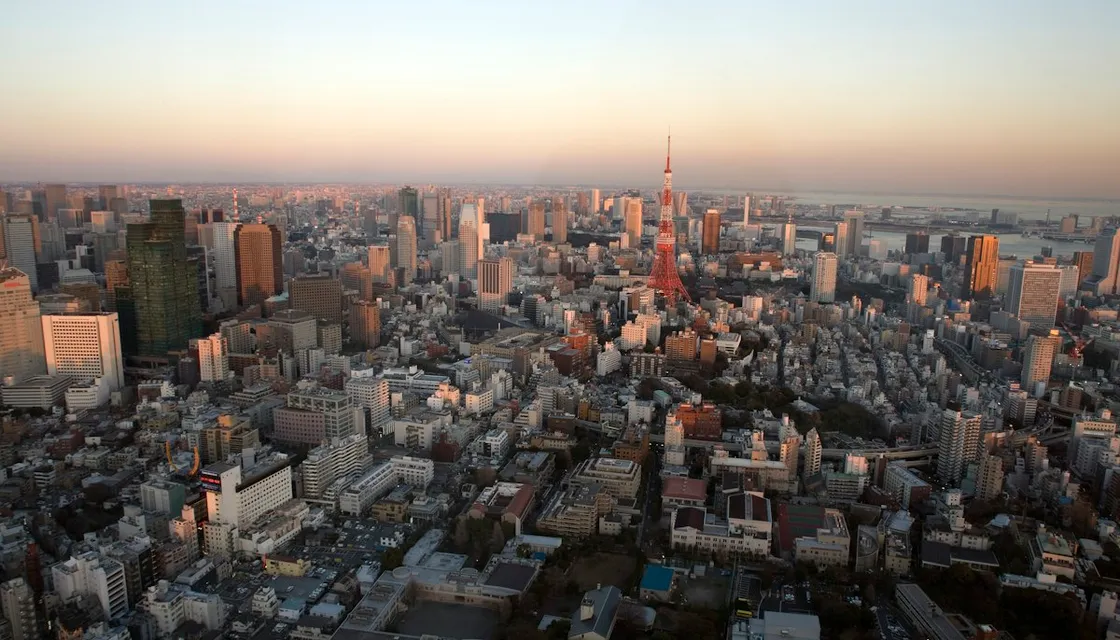 夕暮れの高層階から見渡す東京、遠くに東京タワー